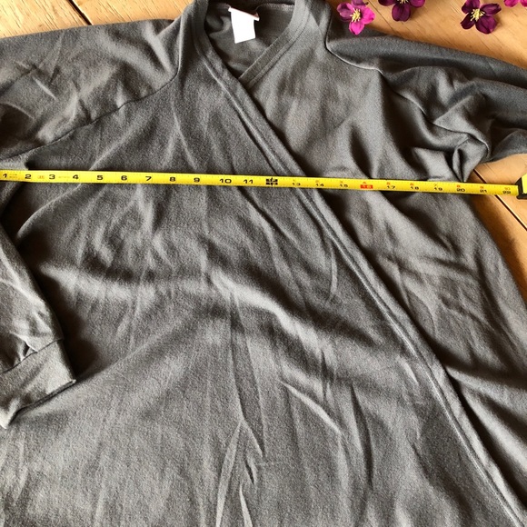 Gray sweater/shrug long front - Picture 2 of 5